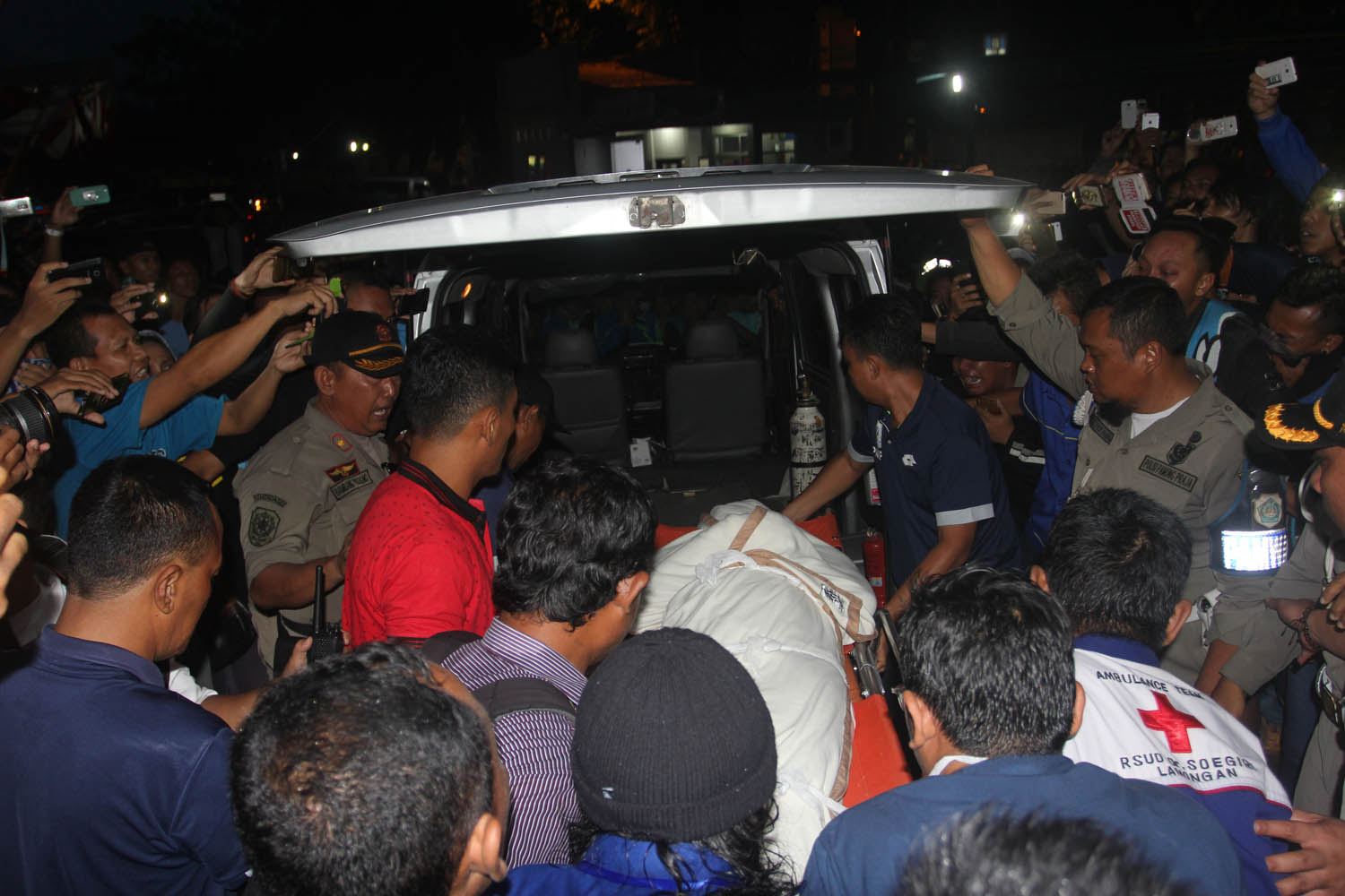 Jenazah kiper Persela Choirul Huda saat keluar dari Rumah Sakit Umum Daerah Soegiri, Lamongan, tadi malam. 