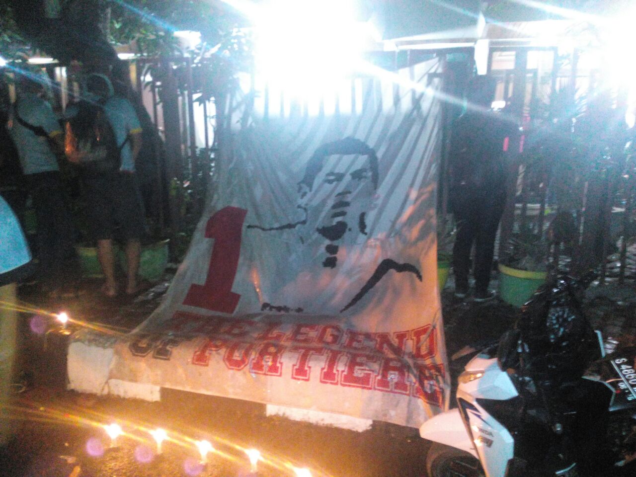 Sejumlah suporter LA Mania memasang spanduk dan menyalakan lilin di sekitar rumah duka untuk memberikan penghormatan terakhir kepada kiper Persela Choirul Huda, tadi malam.  