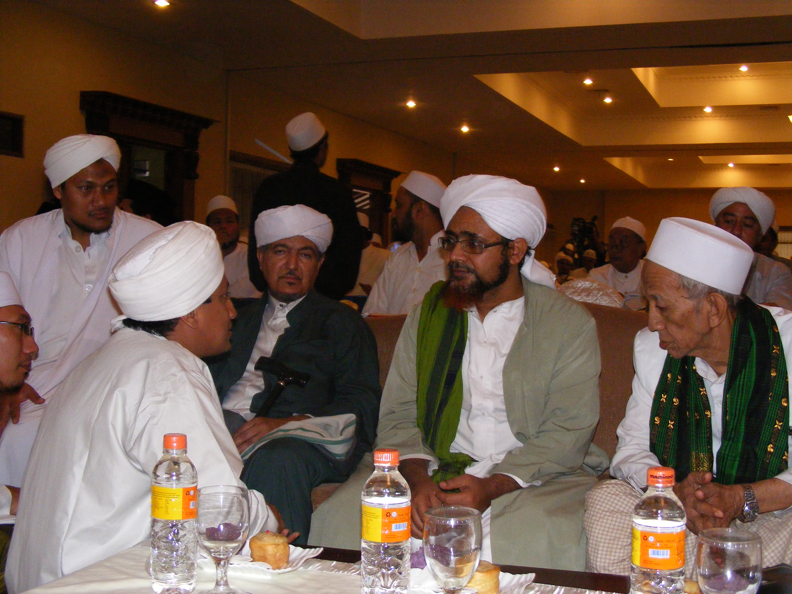 DAMAI: Habib Umar bersama para ulama di Jakarta. (foto: ist)