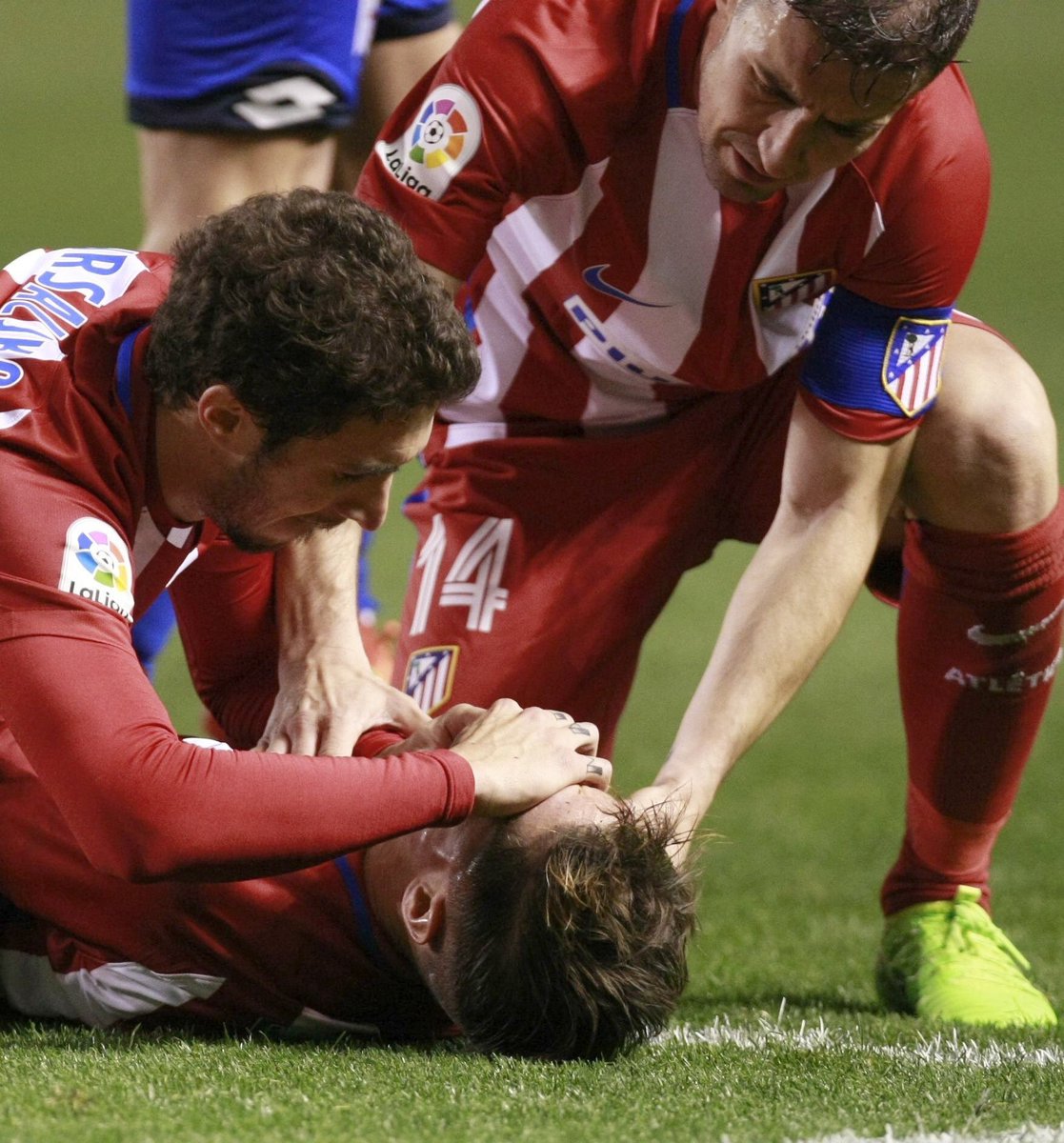 Penyelamatan cepat yang dilakukan kapten tim Atletico Madrid Gabi saat Torres tak sadarkan diri. 
