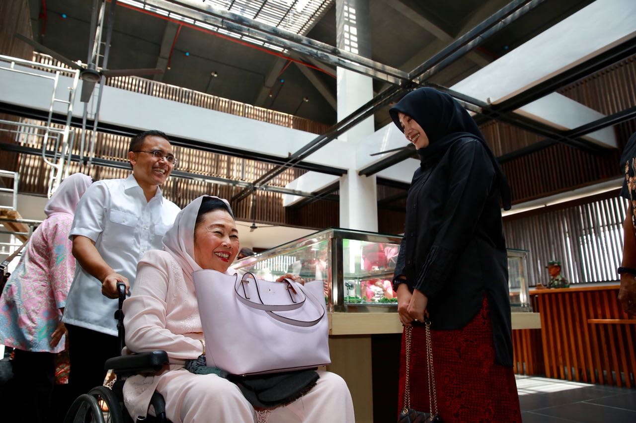 Bupati Banyuwangi Abdullah Azwar Anas, saat mengajak Ny Sintha Wahid (Istri Alm Gus Dur) berkeliling di terminal Bandara Banyuwangi, pekan lalu. Foto:ngopibareng.id