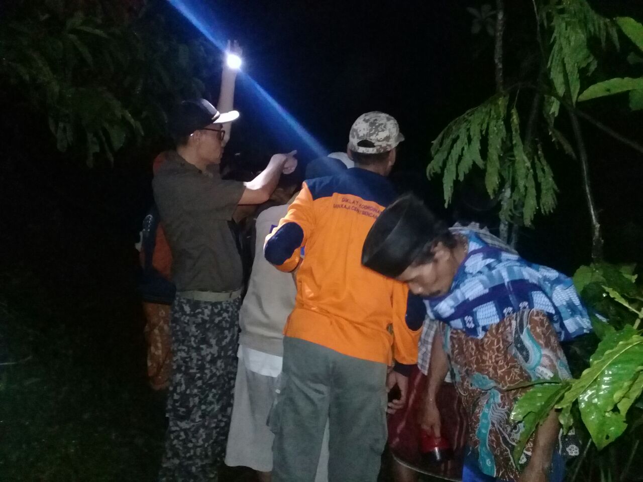 Petugas BPBD Kabupaten Jember dan warga saat melakukan pencarian korban longsor tadi malam. foto:istimewa