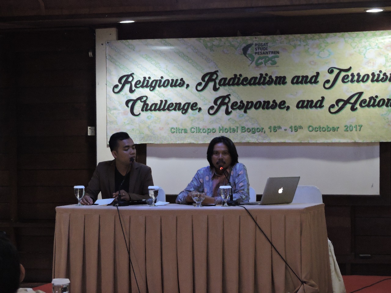 PRESENTASI: Syafiq Hasyim, Ph.D saat berbicara di Asia Interfaith Forum, di Pusat Studi Pesantren (PSP) Bogor. (foto: ist)