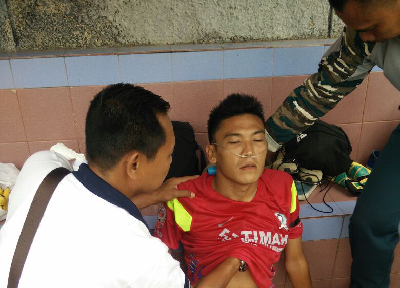 Pemain PS Timah Babel, Tedi Siamsyah  mendapatkan perawatan dari Tim Medis TNI AL sebelum dilarikan ke rumah sakit. foto:istimewa 