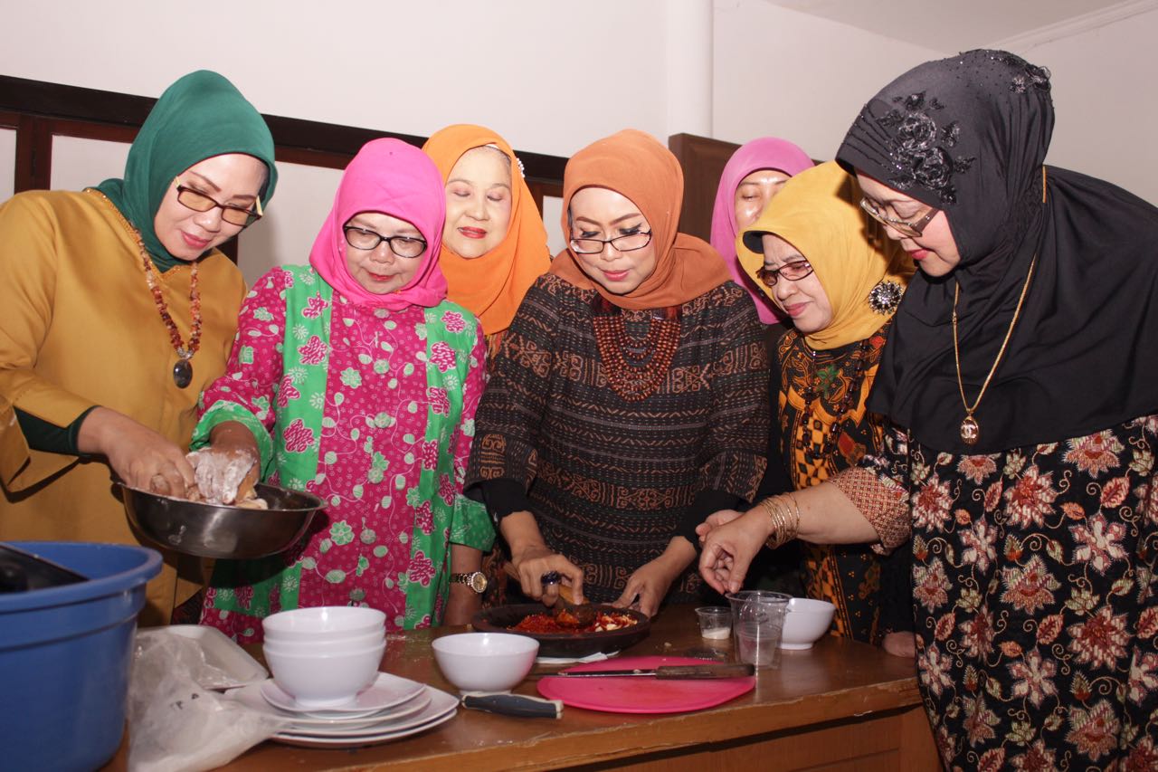 Ketum BKOW pada acara Pelatihan Olahan Ayam di Dinas Koperasi dan UKM Prov. Jatim. (foto: Humas Jatim)