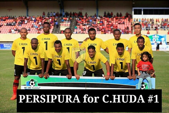 Pemain Persipura memakai kaos bertuliskan C. Huda di pekan ke 30 Liga 1.