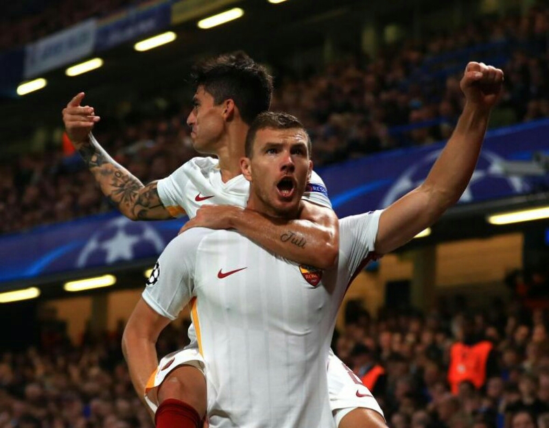 Penyerang AS Roma Dzeko menyumbang dua gol saat menghadapi Chelsea, dini hari tadi.  
