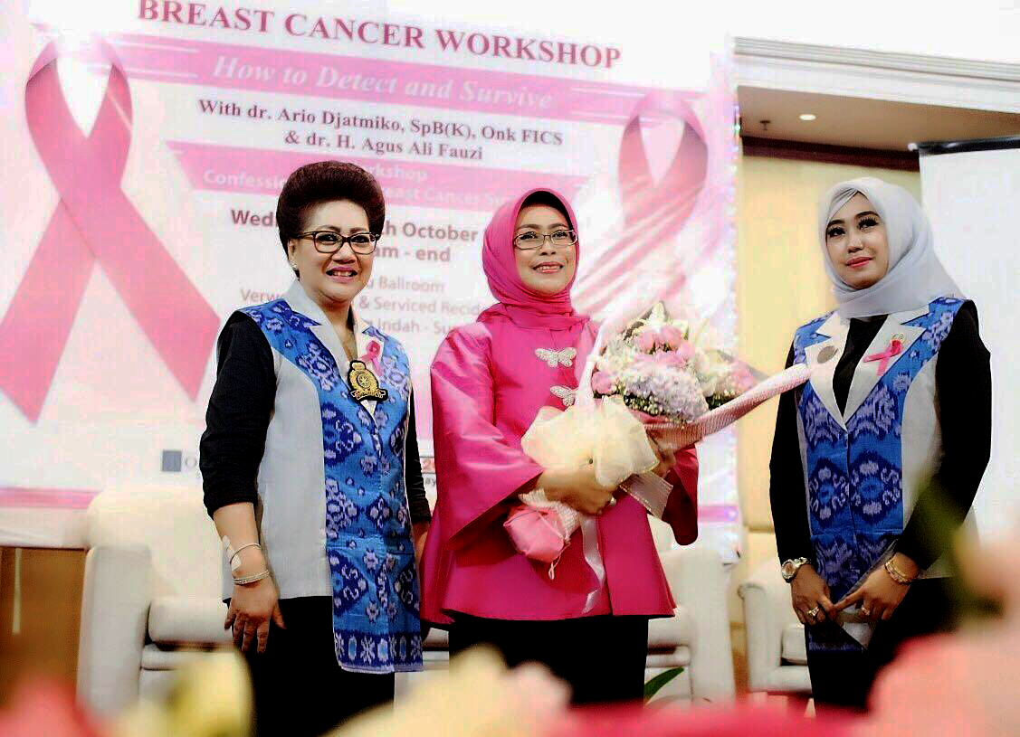 Ketua Badan Kerjasama Organisasi Wanita (BKOW) Provinsi Jawa Timur, Fatma Saifullah Yusuf (tengah) saat membuka Breast Cancer Workshop 'How to Detect & Survive' di Verwood Hotel & Serviced Recidence Surabaya, Rabu 18 Oktober 2017. (foto: humas Jatim)