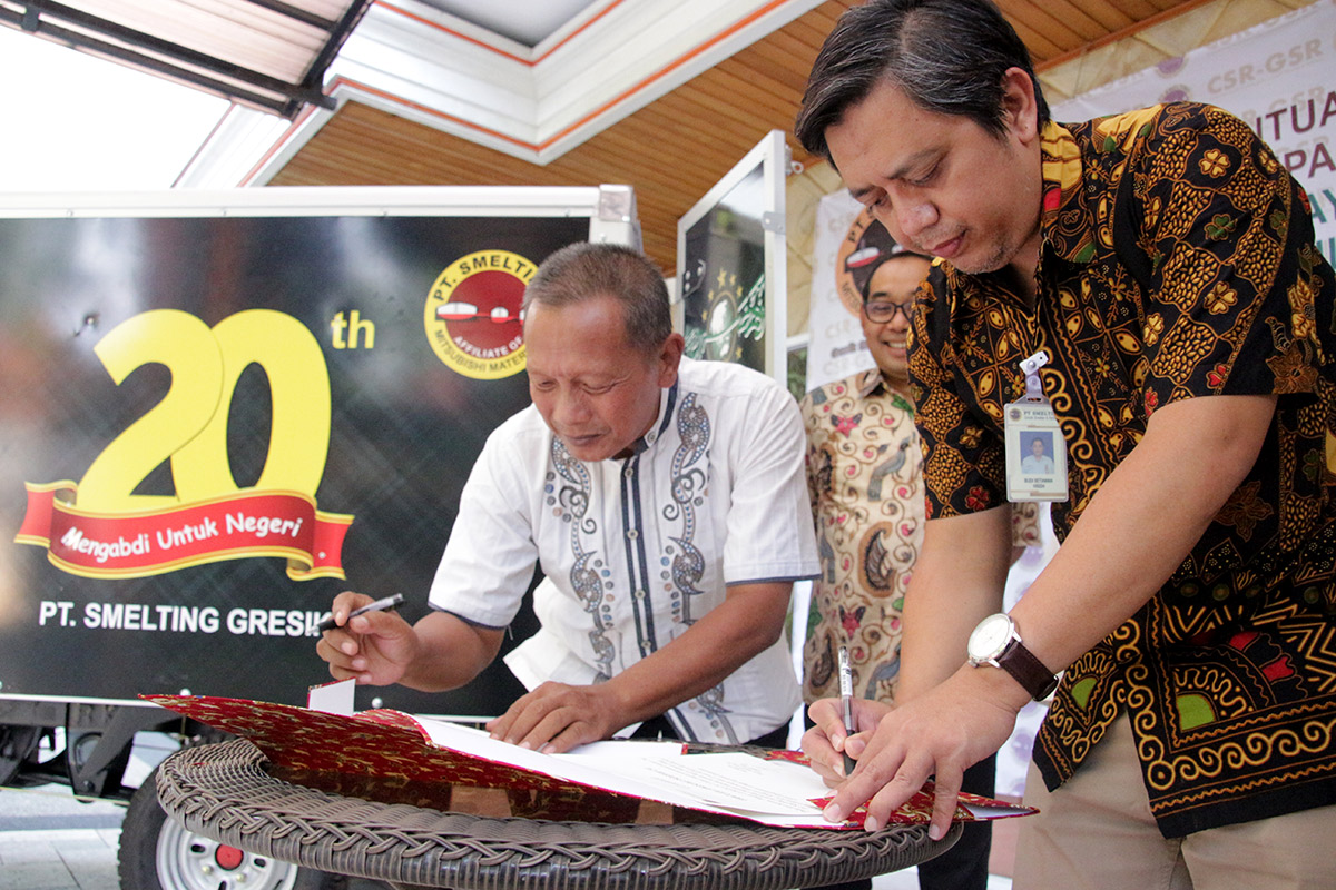 Penandatangan serah terima bantuan dari PT Smelting ke MWC NU Kanigoro Blitar, Kamis (19/10/2017)