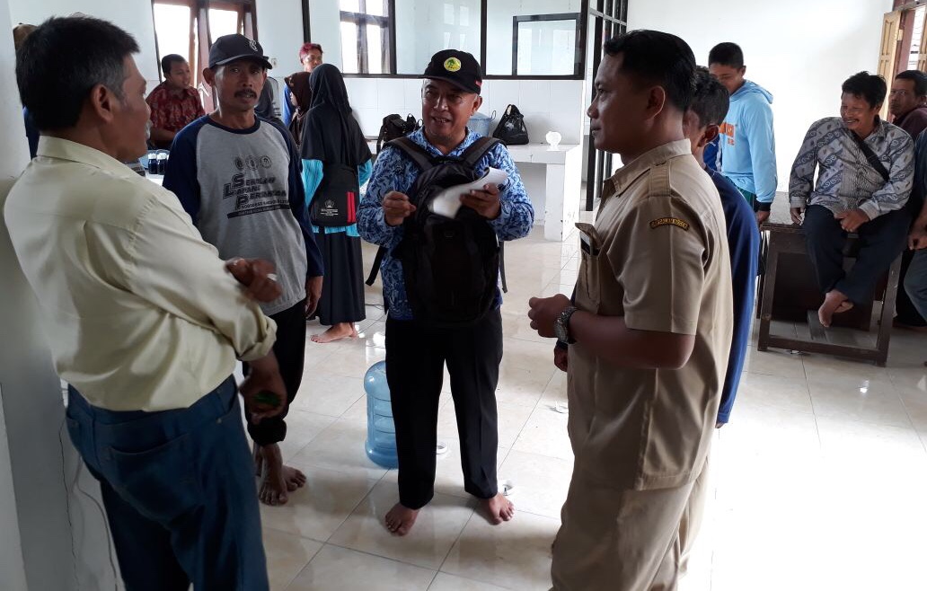 BERLATIH: Sejumlah kelompok tani Desa Gogodeso dengan berlatih mengatasi hama tanaman dengan cara alami. (foto istimewa)