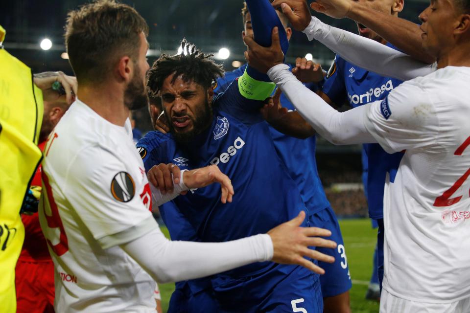 Pemain Everton terlibat bentrok dengan pemain Lyon dalam lanjutan Liga Europa, dini hari tadi.