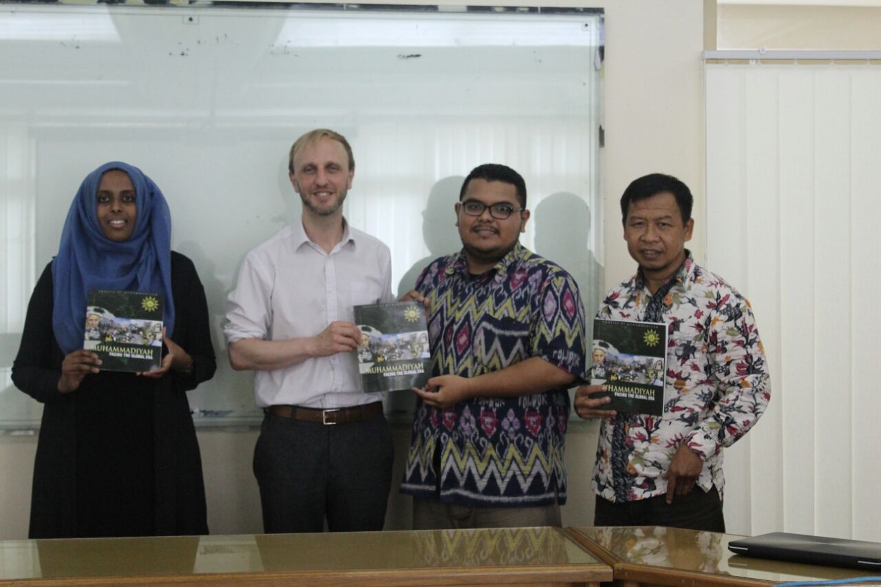 PENELITI:  Joe Ahmad Dobson berkunjung Kantor Pimpinan Pusat Muhammadiyah Cik Ditiro Yogyakarta. (foto: md-online)