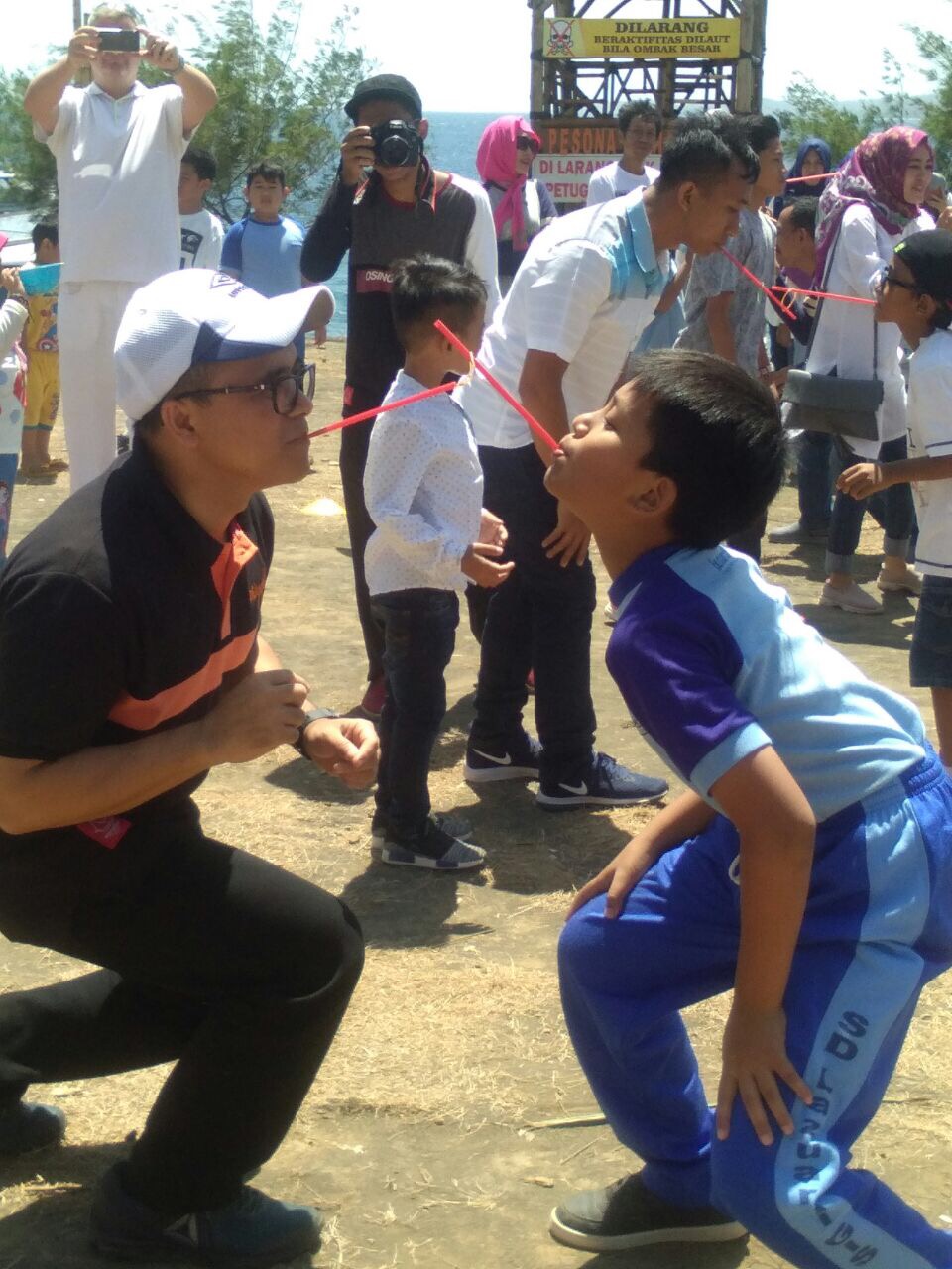 Abdullah Azwar Anas bermain sedotan dengan sang putra, Sabtu (21/10/2017).