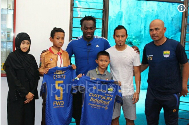 Michael Essien memberikan jersey kepada dua putra mendiang Choirul Huda. foto:perselafootball.com