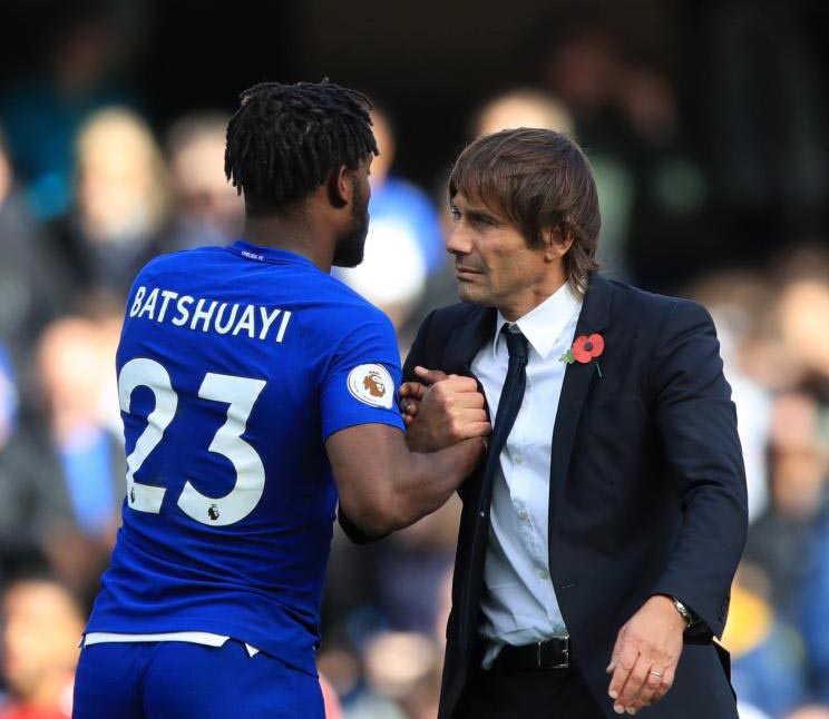 Pelatih Chelsea Antonio Conte menyambut hangat Batshuayi usai mencetak dua gol ke gawang Watford, tadi malam. 