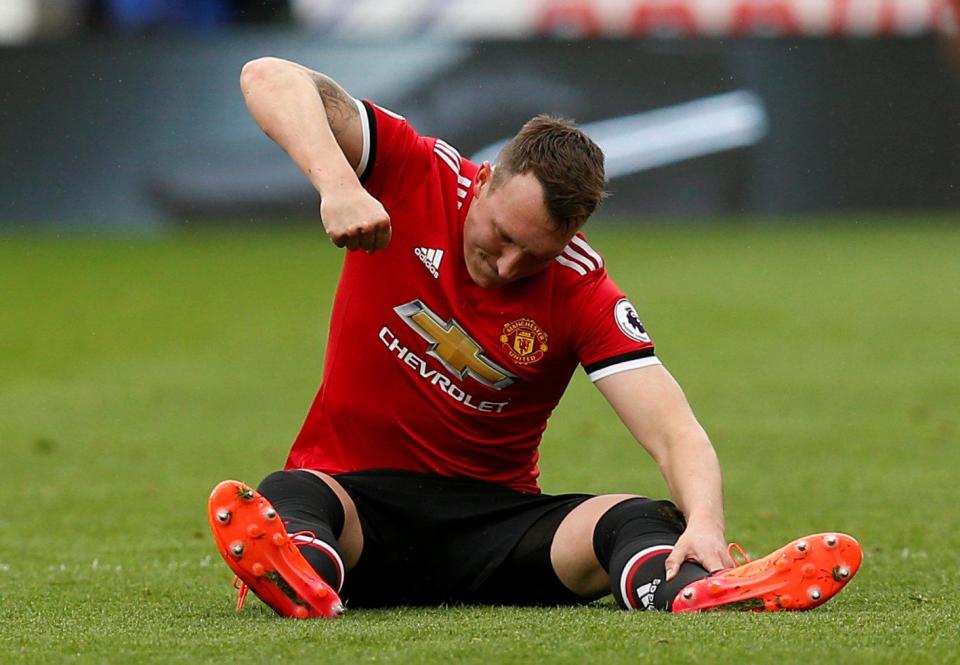 Ekspresi pemain Manchester United Phil Jones usai gawang timnya di bobol Huddersfield Town, tadi malam.  