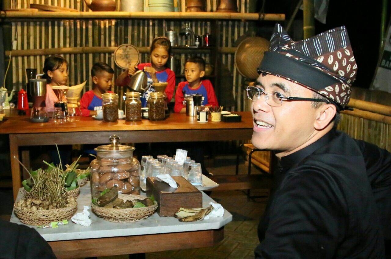 Bupati Banyuwangi Abdullah Azwar Anas menikmati keunikan barista cilik dalam menyeduh kopi, Minggu (22/10)