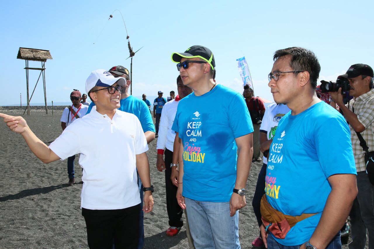 (Kiri) Bupati Banyuwangi Abdullah Azwar Anas berbincang dengan direksi PT Pelindo III di Pantai Boom, Minggu  (22/10/2017).