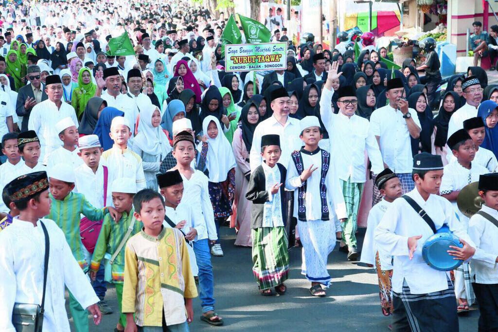 Bupati Banyuwangi Abdullah Azwar Anas ketika mengikuti kemeriahan hari santri nasional di Banyuwangi, Minggu (22/10/2017).