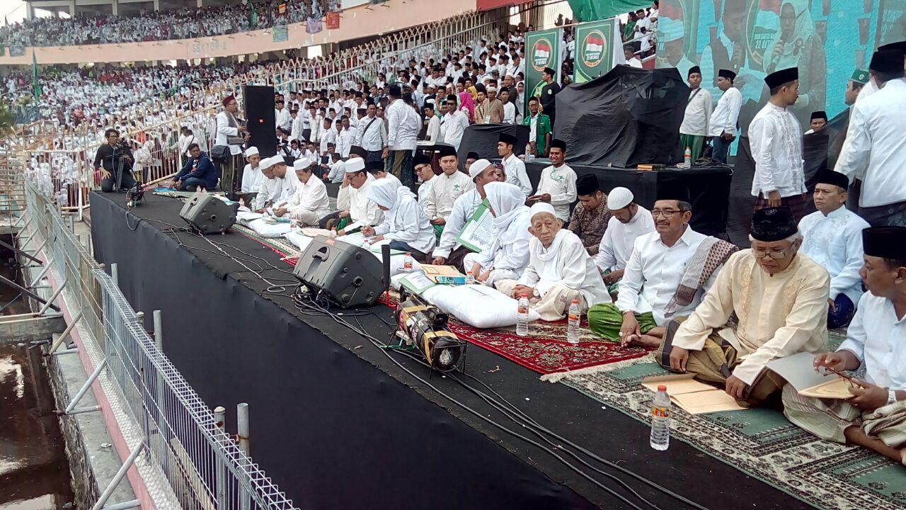 NGAJI BARENG: Para kiai di panggung utama Gelora Delta Sidoarjo, Hari Santri 2017. (foto:ngopibareng.id)