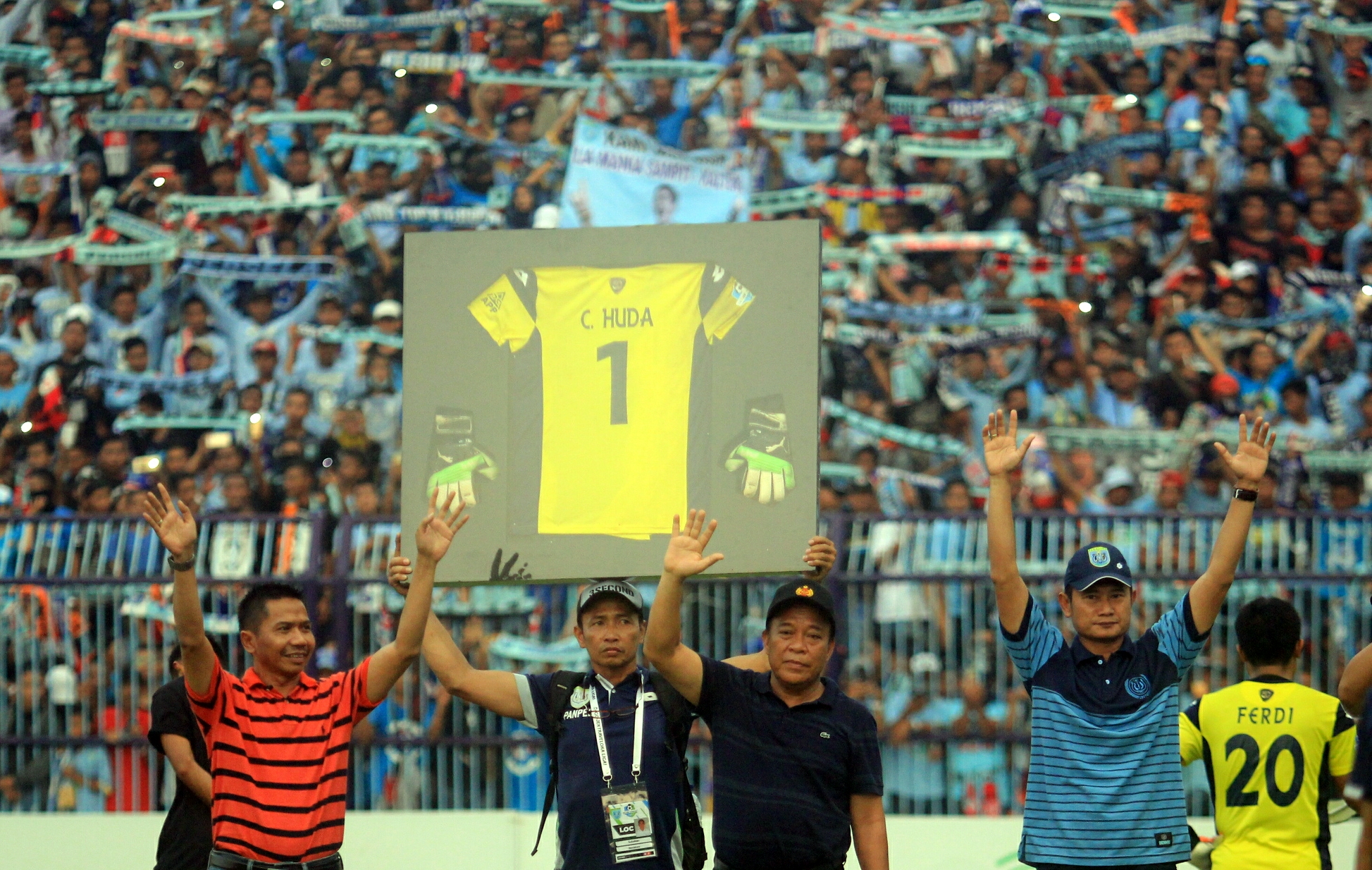 Bupati Lamongan Fadeli tak kuasa menahan air mata usai Persela Lamongan mengalahkan Persib Bandung, petang tadi. 