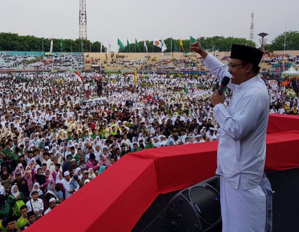 Saifullah Yusuf (Gus Ipul) di hadapan ribuan santri di Hari Santri Nasional di GOR Sidoarjo (22/10/2017).