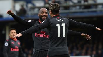 Ozil dan Alexandre Lacazette merayakan pesta gol Arsenal ke gawang Everton, tadi malam 