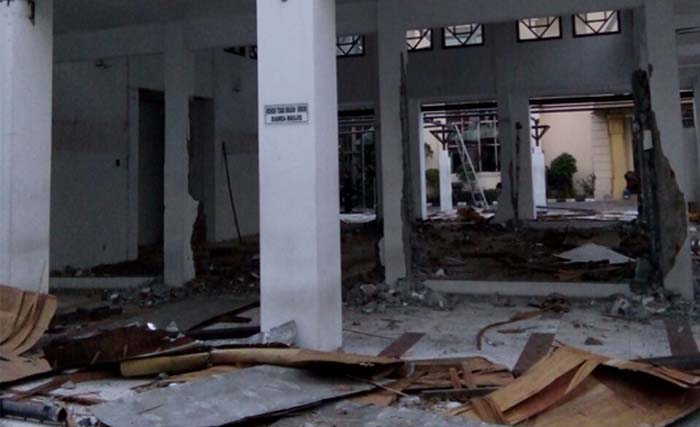 Masjid Assakinah di komplek Balai Pemuda Surabaya, dibongkar untuk proyek yang tidak jelas. (foto:yit)