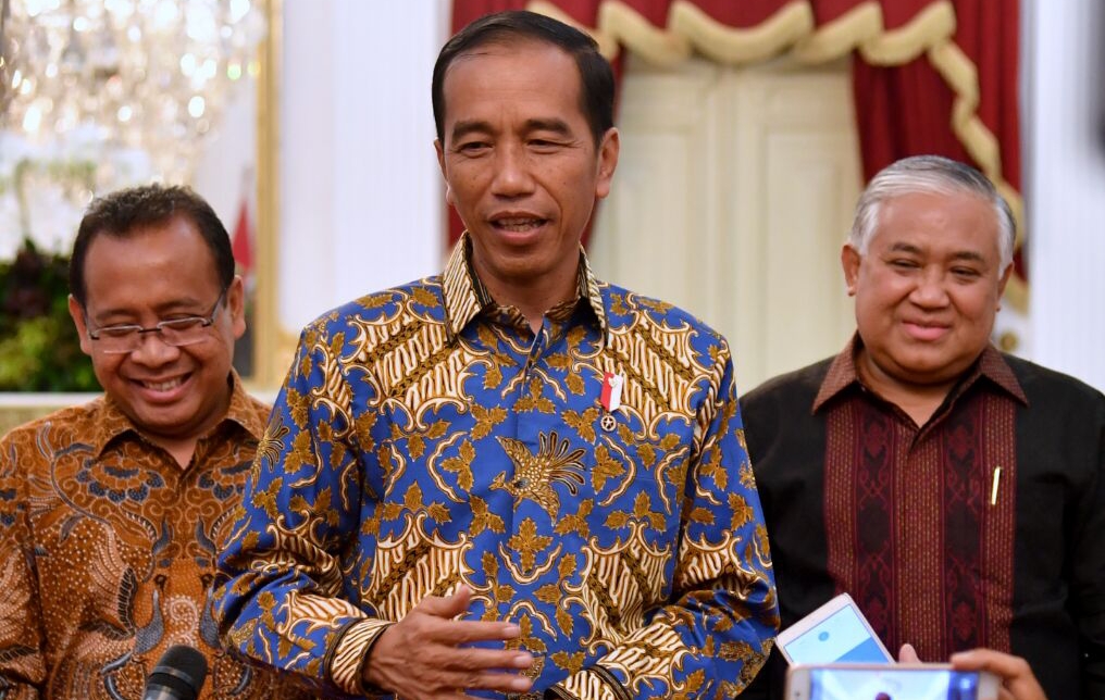 Presiden Joko Widodo memberikan keterangan kepada awak media seusai resmi mengangkat Prof. Dr. K.H. Muhammad Sirajuddin Syamsuddin atau Din Syamsuddin sebagai Utusan Khusus Presiden dalam bidang dialog dan kerja sama antaragama serta peradaban di Istana Merdeka Jakarta, Senin 23 Oktober 2017. (Foto: Biro Pers/Setpres)  