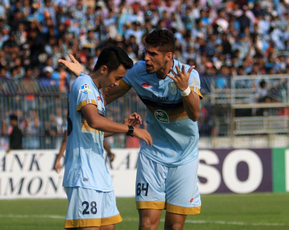 Aksi Pemain Persela,  Ramon Rodriques membangkitkan semangat rekannya yang melakukan blunder dalam laga melawan Persib. foto;ngopibareng/tom
