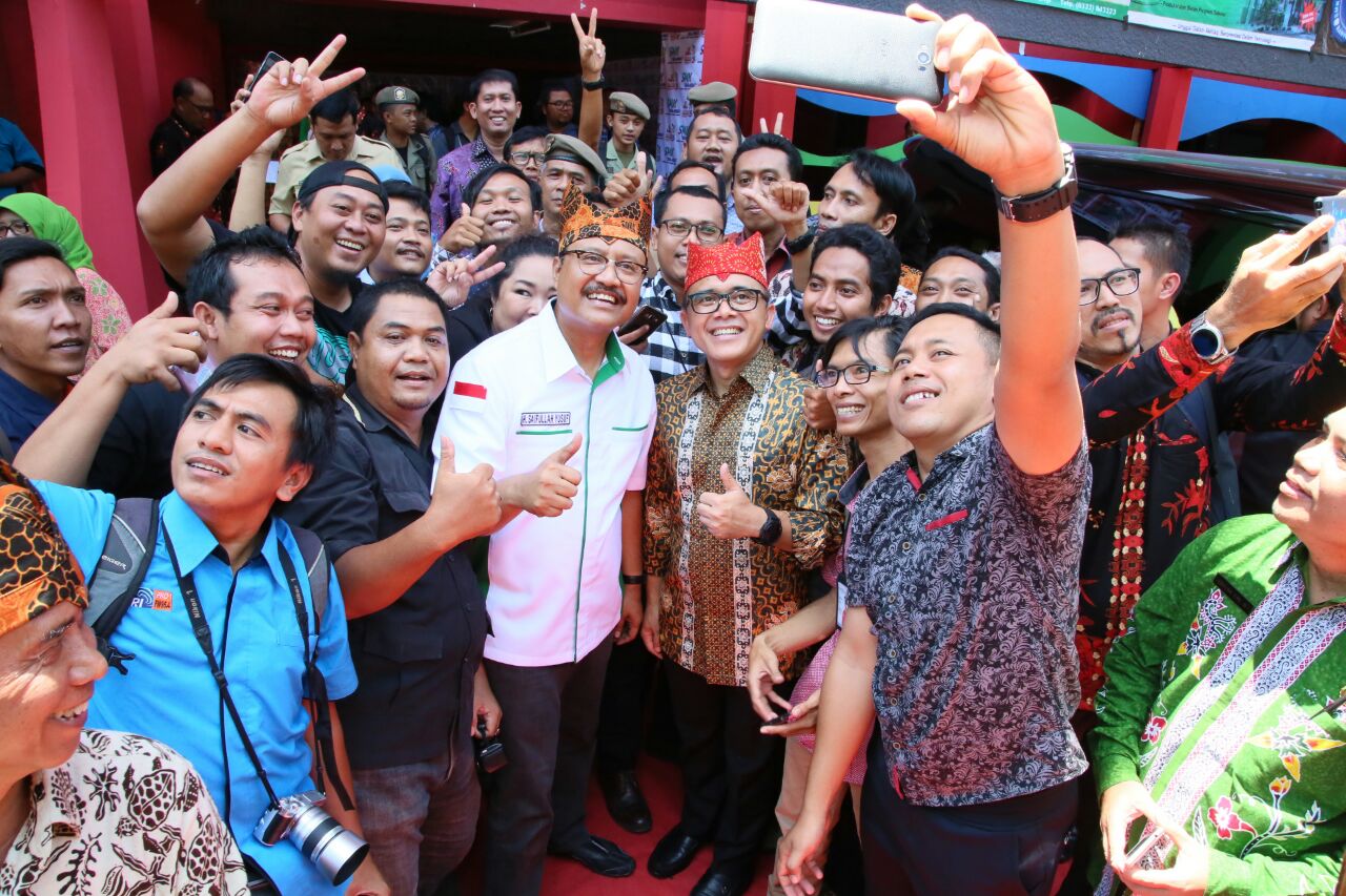 Gus Ipul dan Azwar Anas sesuasi membuka Lomba Kompetensi Siswa (LKS) SMK se-Jawa Timur, di GOR Tawangalun, Banyuwangi, Senin, 23 Oktober 2017. (Foto: Ngopibareng.id)