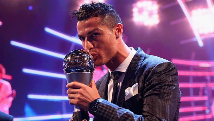Pemain Real Madrid Ronaldo mencium trofi setelah dinobatkan sebagai pemain terbaik  dalam ajang FIFA Football Award 2017 yang digelar  di The London Palladium, dini hari tadi. 