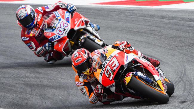 Marc Marquez (depan) dan Andrea Dovizioso di MotoGP 2017.