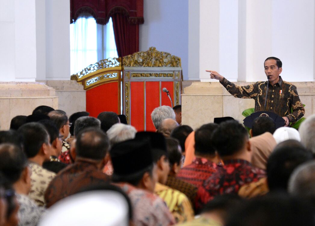 Presiden Joko Widodo saat memberi pengarahan kepada para Gubernur, Bupati, dan Wali Kota seluruh Indonesia, di Istana Negara, pada Selasa, 24 Oktober 2017.