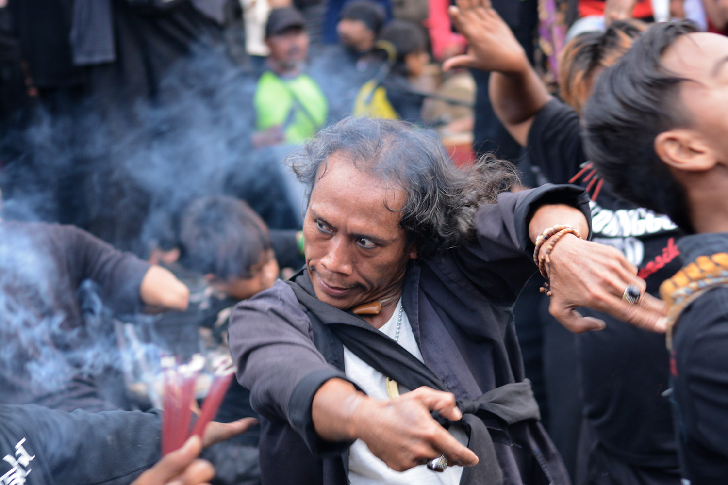 Aksi Kesurupan Masal dalam 'Parade Barong dan Kesenian Tradisional' di lapangan Makodam V Brawijaya, pada Rabu 25 Oktober 2017 sore. (foto: hrs/ngopibareng.id)