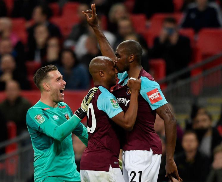 Tiga pemain West Hams, Angelo Ogbonna, André Ayew, dan Adrián San Miguel merayakan gol ketiga sekaligus menyingkirkan Tontteham Houspurs di ajang Piala Liga Inggris, dini hari tadi.