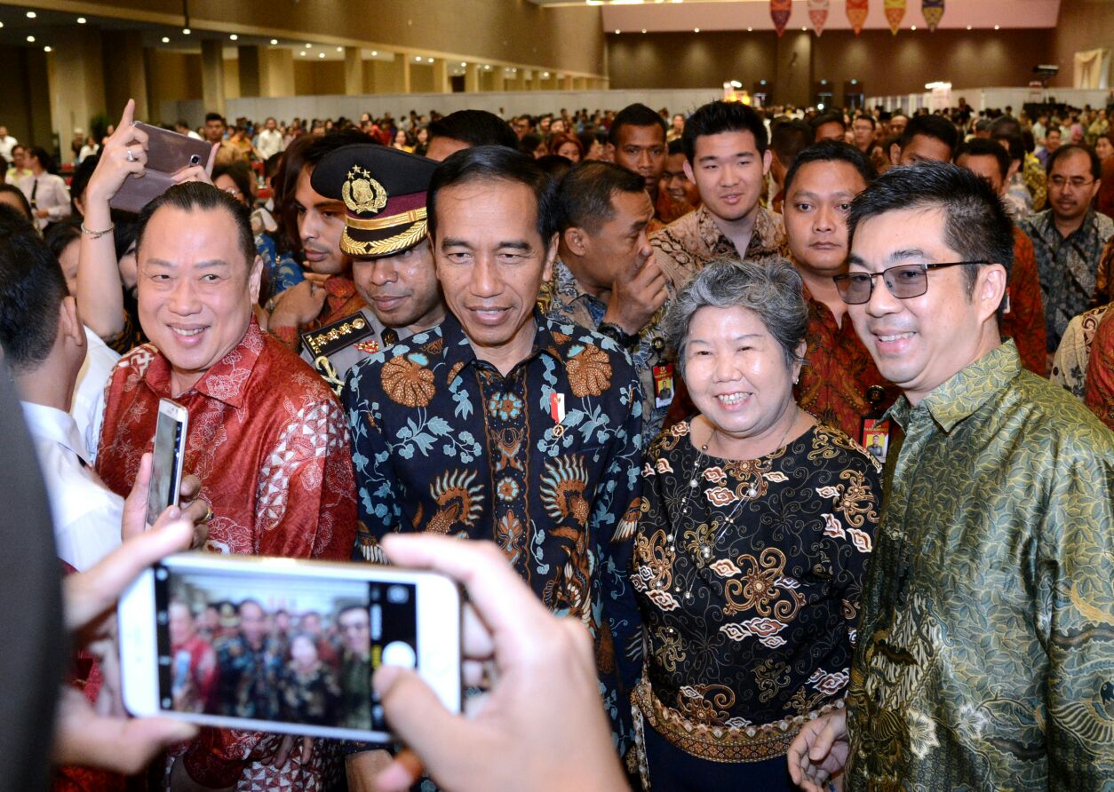 Presiden Joko Widodo berfoto seusai memberikan sambutan di peresmian Rakernas Walubi di JI-Expo, Kemayoran, Jakarta, Kamis, 26 Oktober 2017. (Foto: Biro Pers/Setpres) 