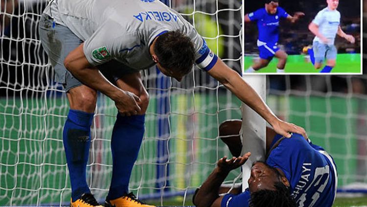 Striker Chelsea Batshuayi  saat mengerang kesakitan usai menabrak gawang Everton, dini hari tadi. 