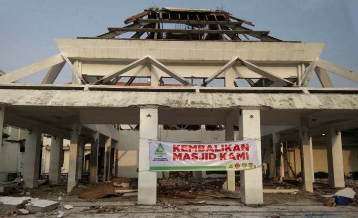 Masjid Assakinah di komplek Balai Pemuda Surabaya. Dirobohkan untuk  proyek Gedung DPRD Surabaya. (foto: yit)