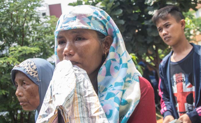 Sejumlah keluarga korban kebakaran pabrik kembang api di Kosambi Tangerang mendatangi Posko Ante Mortem di Instalasi Layanan Disaster Victim Identification (DVI), RS Polri Sukanto Kramat Jati, Jakarta, Jumat 27 Oktober. Keluarga korban kebakaran tersebut mendatangi Posko Ante Mortem untuk melaporkan kehilangan anggota keluarganya pascakebakaran yang menewaskan lebih dari 47 orang di pabrik kembang api di Kosambi, Tangerang, Banten, pada Kamis  26 Oktober. (foto:aprillio akbar/antara)