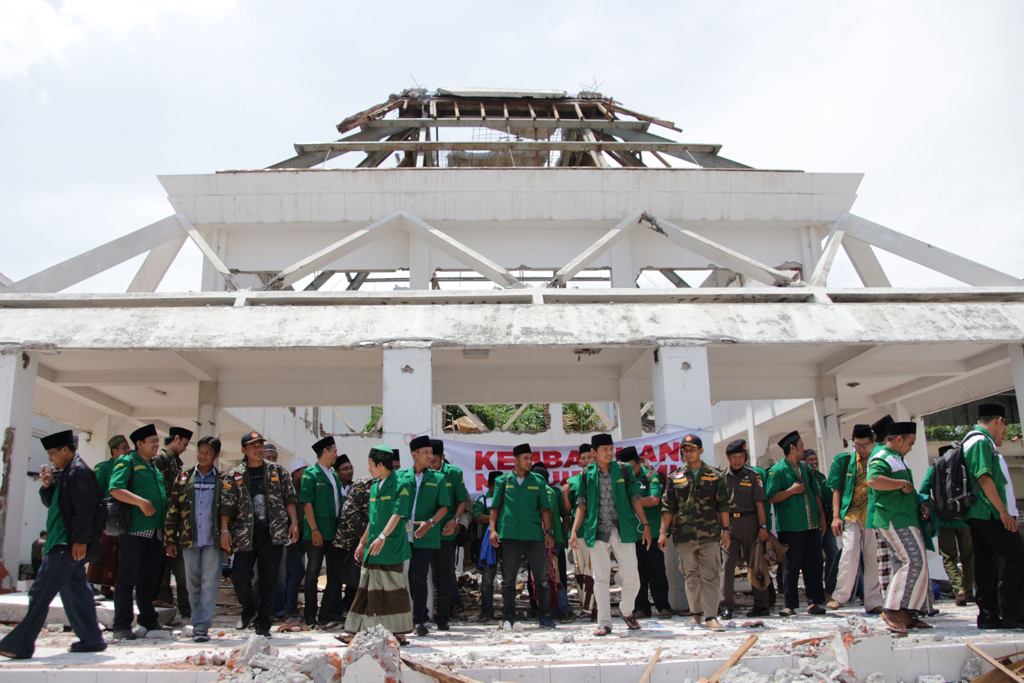 GP Anshor Surabaya seusai melihat kondisi Masjid Assakinah di Komplek Balai Pemuda, Jumat 27 Oktober 2017. (Foto: farid)