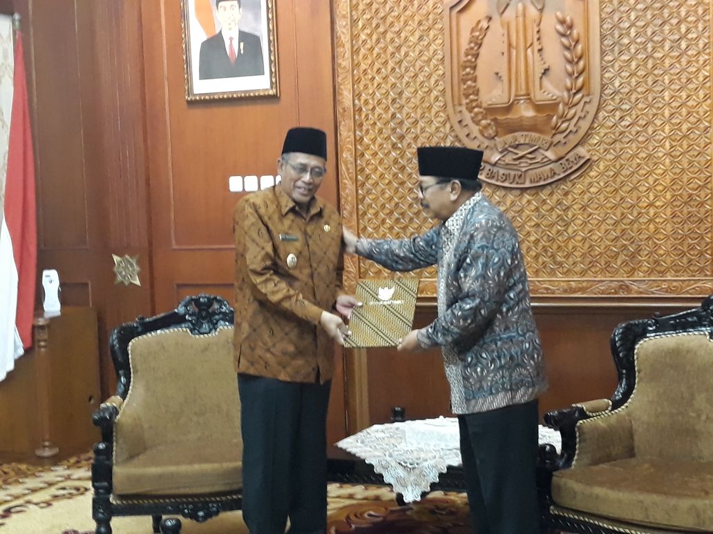 Gubernur Jatim Soekarwo (Pakde Karwo) menunjuk Wakil Bupati Nganjuk, Abdul Wachid Badrus sebagai Pelaksana Tugas/Plt Bupati Nganjuk. Penunjukan ini berdasarkan Surat Perintah Tugas/SPT Gubernur Jatim nomor 131/512/011.2/2017 tanggal 27 Oktober 2017. SPT ini diserahkan di Gedung Negara Grahadi, Jumat, 27 Oktober 2017 sore. (Foto: Istimewa