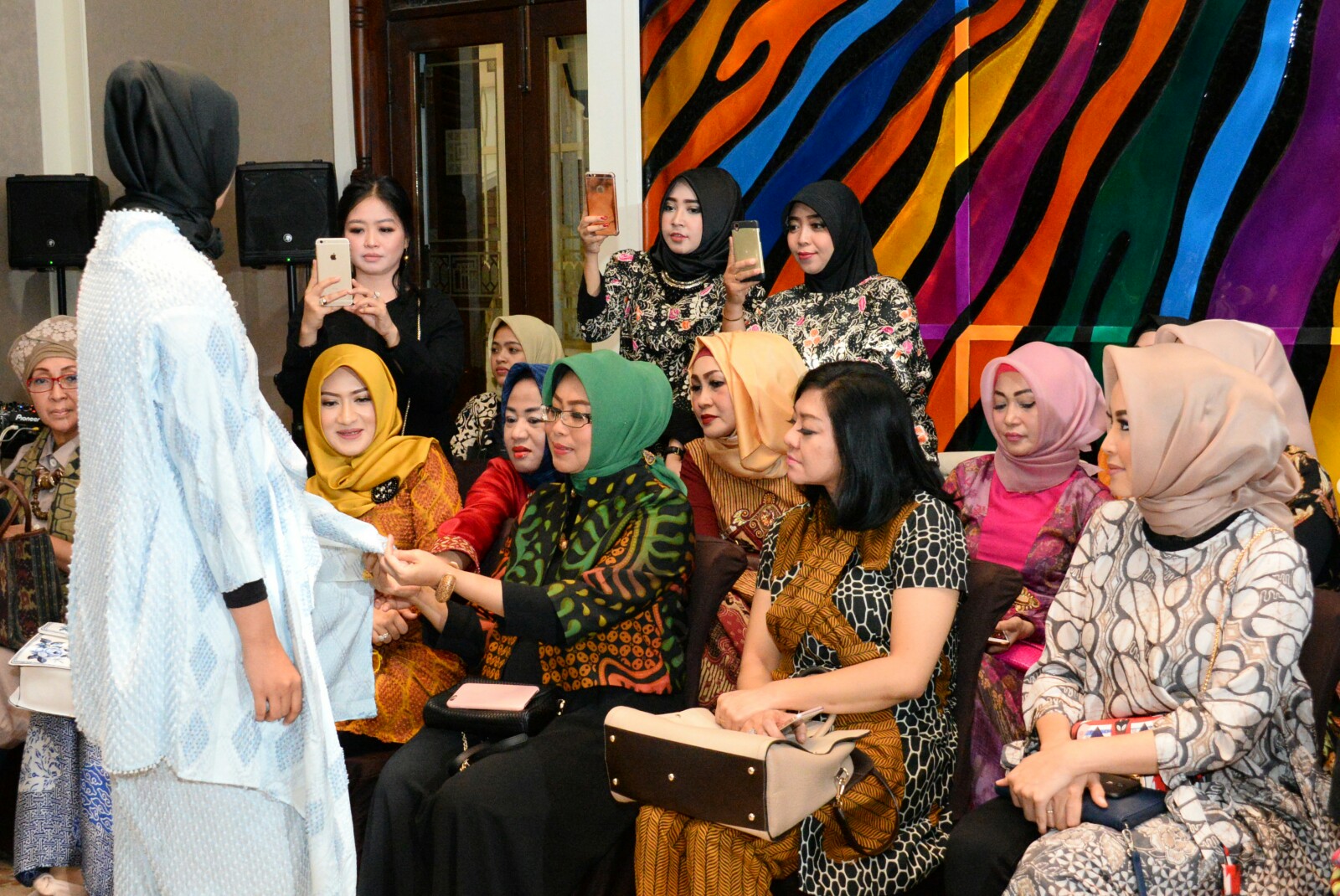 Fatma Saifullah Yusuf saat menghadiri Pesona Indonesia Fashion Show di The Consulate Jl. Darmokali Surabaya, Jumat, 27 Oktober 2017. (Foto: Istimewa)