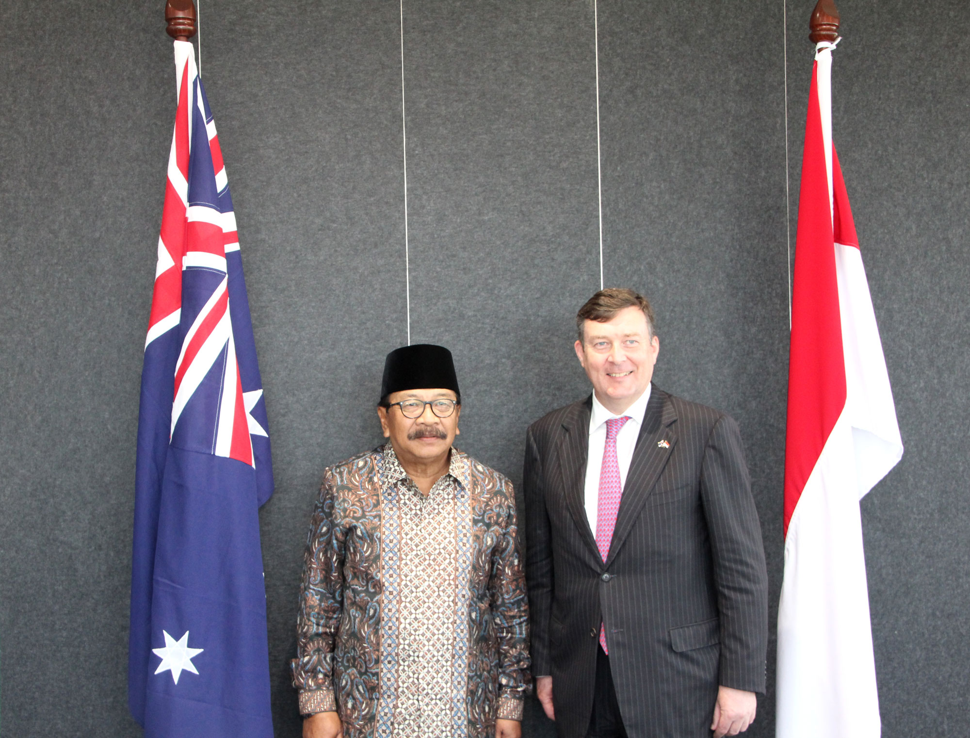 Gubernur Jatim Bersama Dubes Australia Chris Barnes Melakukan Moment Foto Bersama Di Kantor Dubes Australia Di Gedung Esa Sampoerna Surabaya. (Foto: Istimewa)