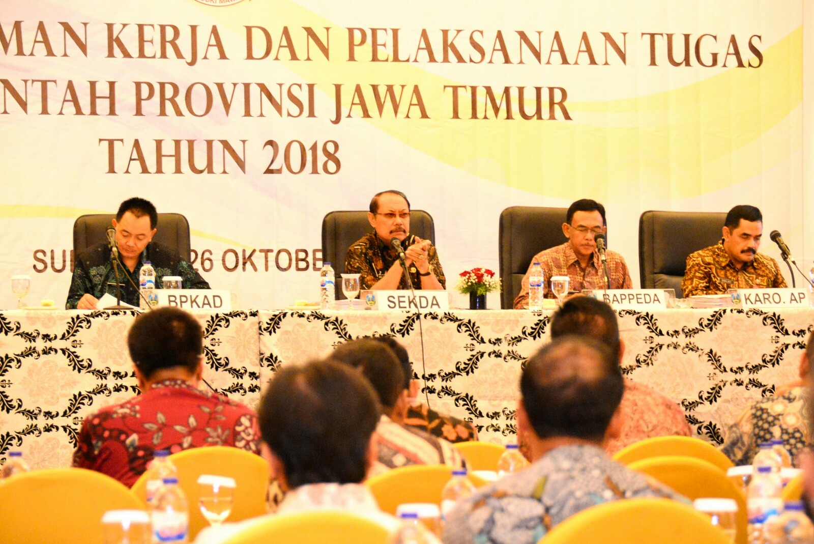 Sekretaris Daerah Akhmad Sukardi didepan Kepala OPD di lingkungan Pemprov Jatim pada acara sosialisasi pedoman kerja dan pelaksanaan tugas Pemprov Jatim 2018, di Hotel Wyndham Jl Basuki Rachmat Surabaya, Kamis 26 Oktober 2017.