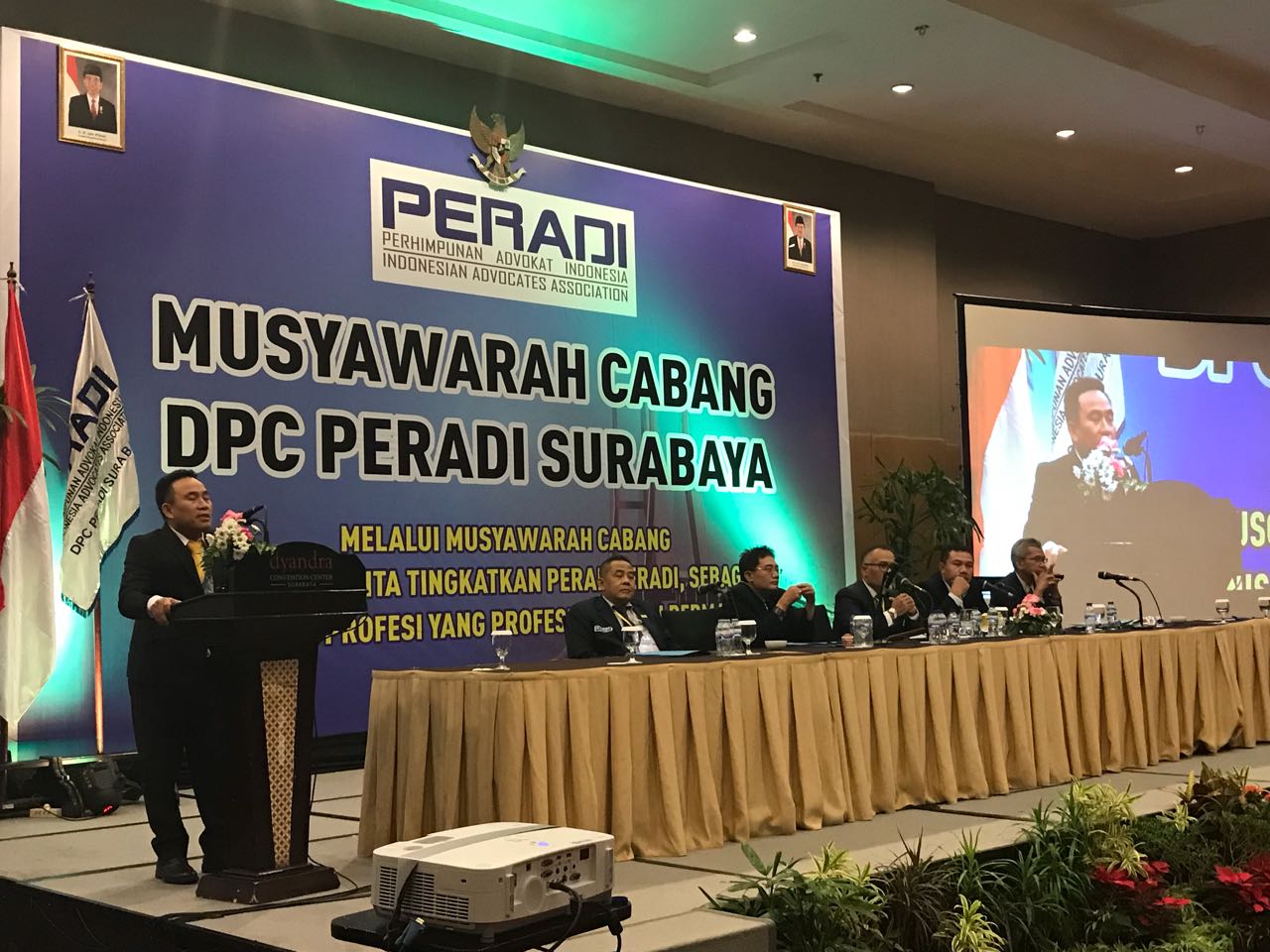 Haryanto saat memberikan sambutan usai terpilih menjadi Ketua DPC Peradi Surabaya, tadi malam. 