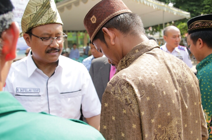 Wakil Gubernur Jawa Timur Saifullah Yusuf (Gus Ipul) saat memimpin upacara bendera peringatan, Hari Sumpah Pemuda di Pulau Bawean, Sabtu 28 Oktober 2017. (foto: frd/ngopibareng.id)