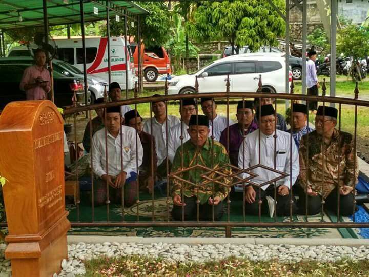 ZIARAH: Muhadjir Effendy, Mendikbud, memimpin Tahlil di pusara KH. Hasyim Muzadi di Kompleks Pesantren Al-Hikam, Depok. (foto: ist)