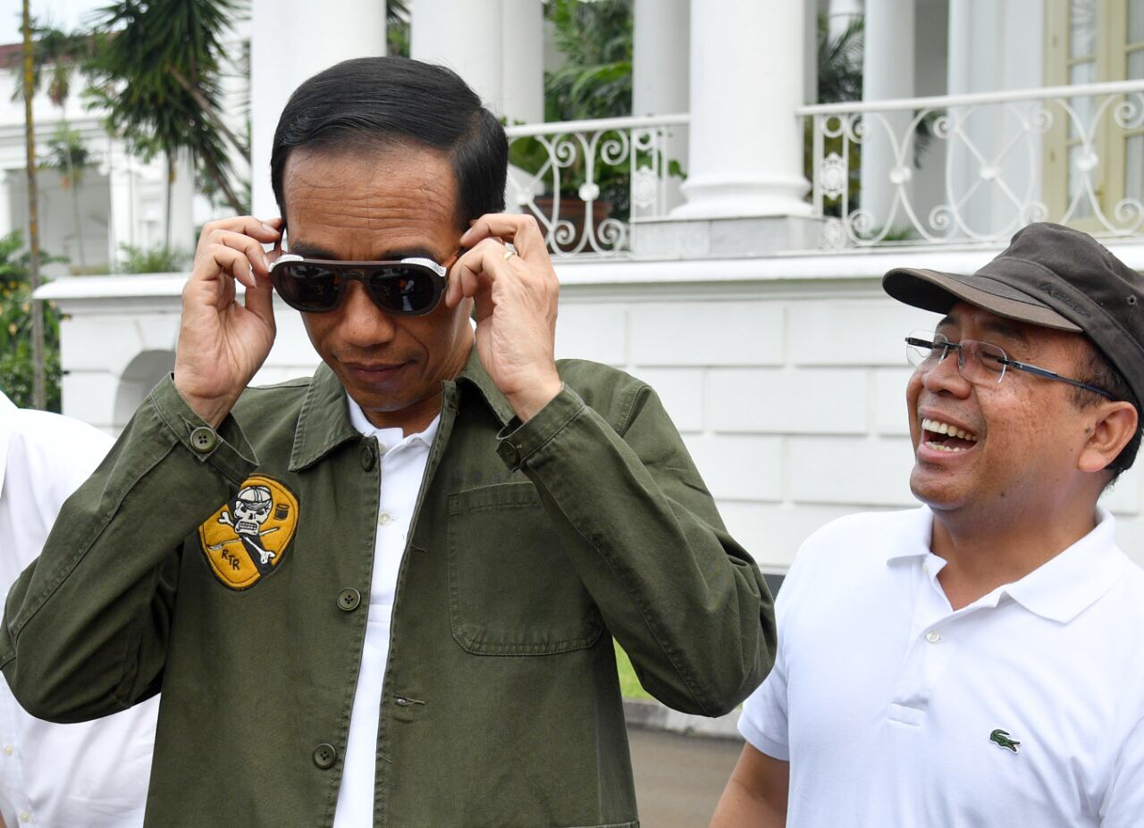 Presiden Jokowi bersama Menteri Sekretaris Negara Pratikno, di sela mengikuti peringatan  Sumpah Pemuda di Bogor, Sabtu (28/10) 