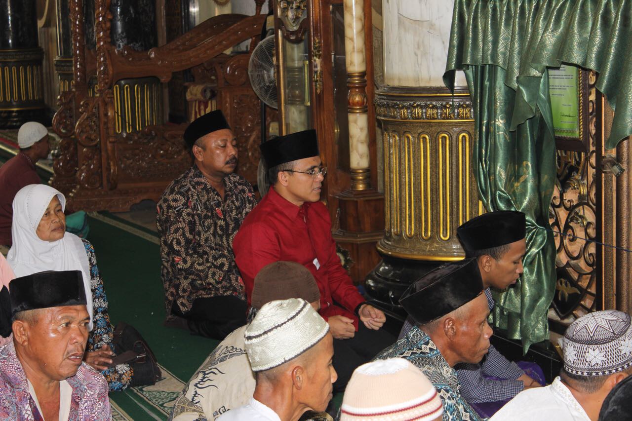 Calon Wakil Gubernur Jatim Abdullah Azwar Anas saat ziarah ke Makam Syaichona Cholil, Sabtu (28/10/2017) malam. Foto : Istimewa